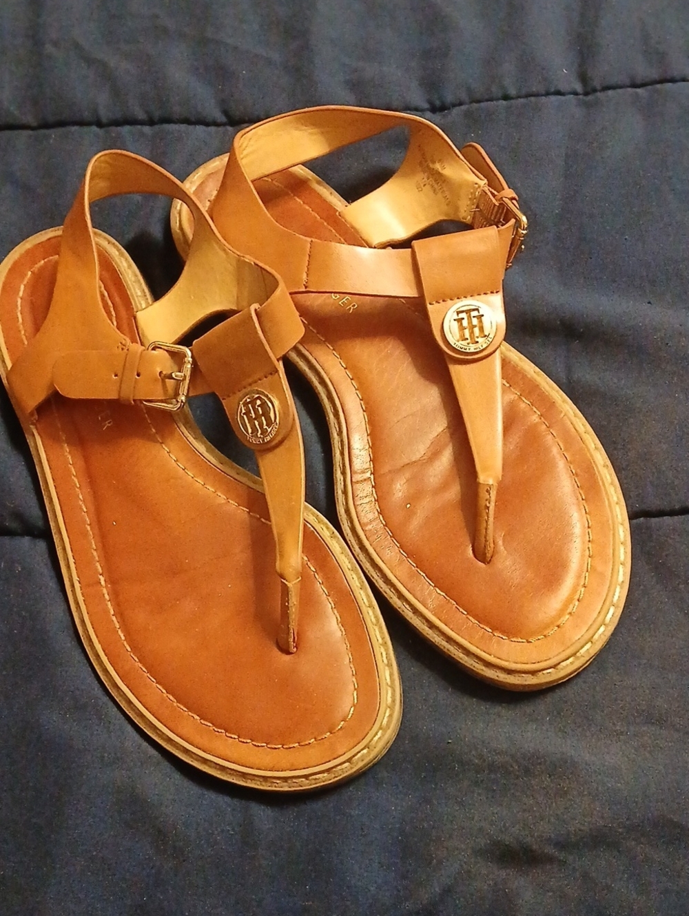 Tommy Hilfiger Tan Leather T‑Strap Sandals with Gold Logo